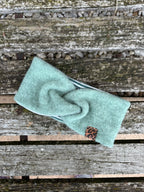 Wollfleece-Stirnband mit Twist *Salbei*